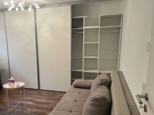 Ein leeres Kinderzimmer zum Beitrag "Wenn Kinder ausziehen: die Herausforderungen des Loslassens".