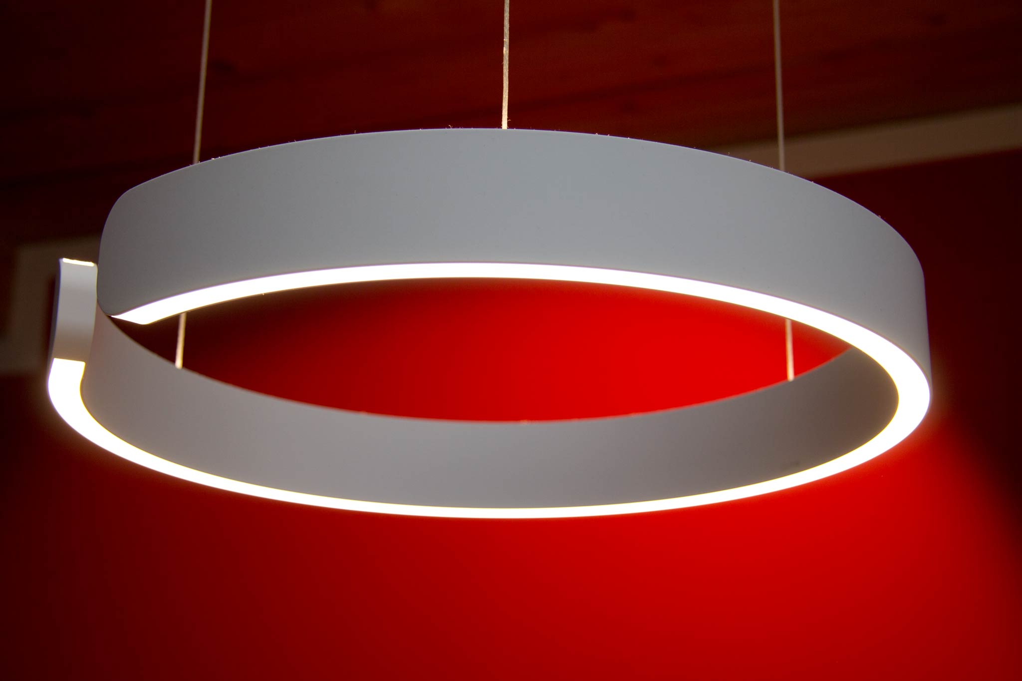 Moderne runde weiße Hängeleuchte (Fabrikat Occhio Mito Sospeso). Die Lichtabstrahlung erfolgt nach oben und nach unten und lässt sich unabhängig voneinander per Handgeste dimmen.