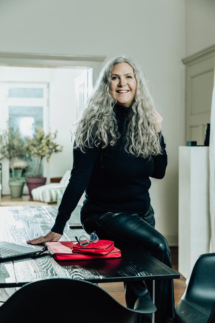 Jasminka Hepperle - Feng Shui Meisterin und BaZi Beraterin. Feng Shui Beratungen sind meine Leidenschaft. Auf dem Tisch in der roten Hülle befindet sich mein wichtigstes Werkzeug - mein Luo Pan Kompass.