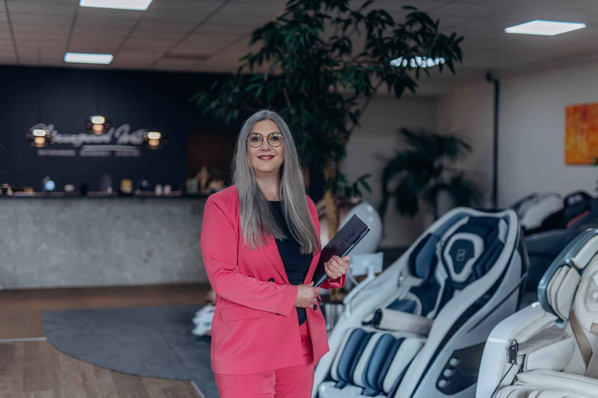 Auf diesem Bild siehst du Jasminka bei einer Feng Shui Beratung vor Ort bei der Massagesesselwelt in Remseck.