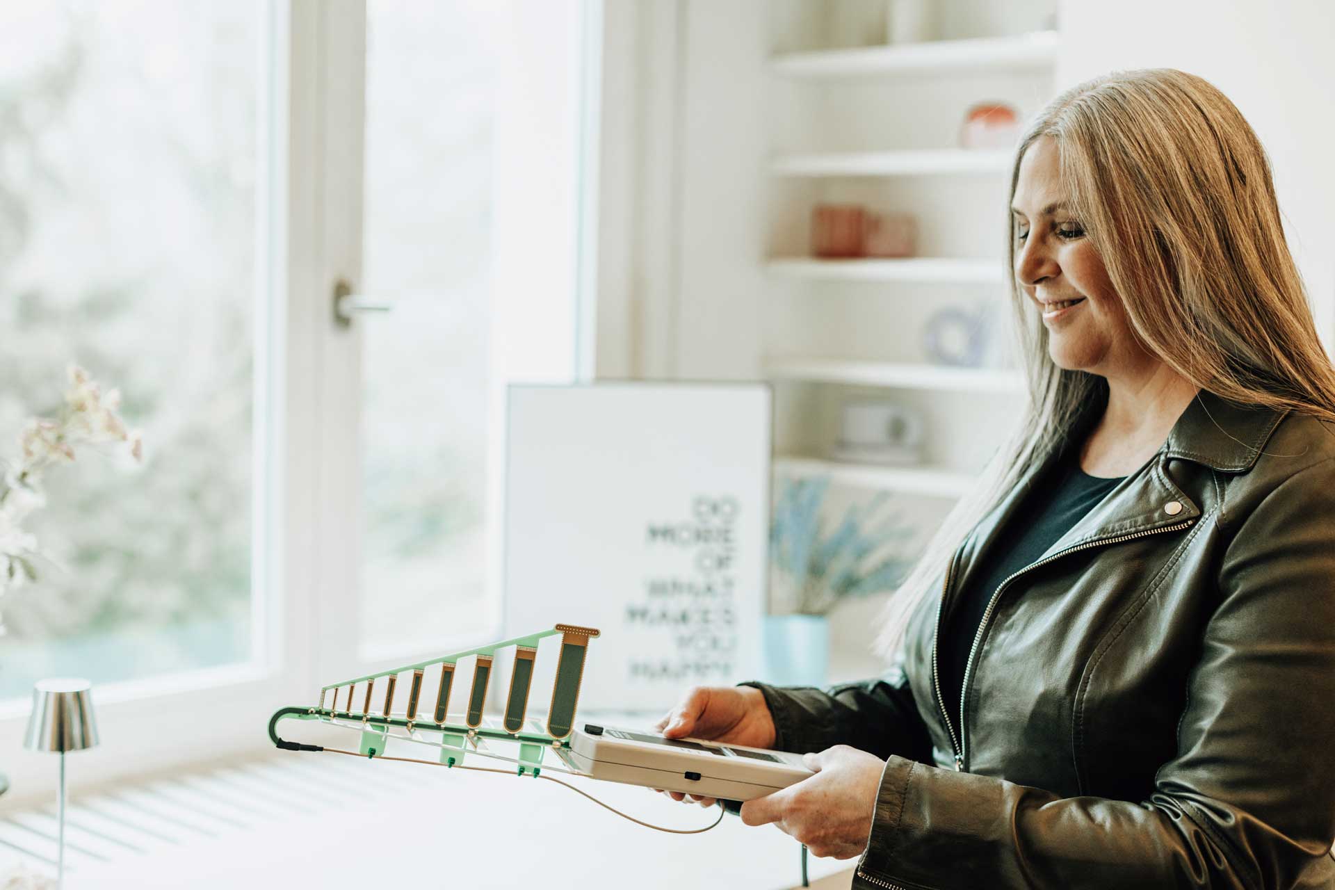 Auf dem Bild siehst du Jasminka mit ihrem Spezialdetektor zur Messung von Elektrosmog