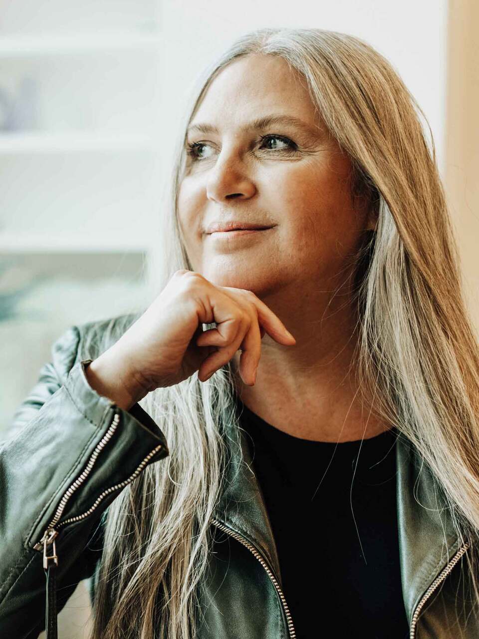 Bild von Jasminka Hepperle für die Blogseite von Jasminka's FengShui. Sie trägt eine grüne Lederjacke mit silbernem Reißverschluss, darunter ein schwarzes T-Shirt.