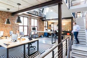 Beitragsbild zum Blogbeitrag "Feng Shui & BaZi im Business: Zusammenwirken von Raum und Mensch". Das Bild zeigt ein modernes und offenes Büro in einem ehemaligen Industriegebäude. Ein idealer Ort für eine gute und kommunikative Zusammenarbeit. Quelle: pexels-photo-2451566-2451566