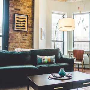 Zeitgenössisches Wohnzimmer mit elegantem Dekor und gemütlichen Möbeln im urbanen Ambiente als Beispiel für eine gelungene Sanierung einer Bestandsimmobilie.